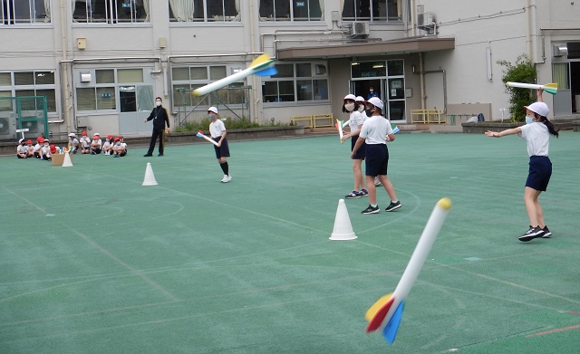 写真:ロケットを遠くまで投げる競争