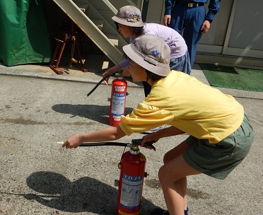 写真:初期消火訓練の体験2