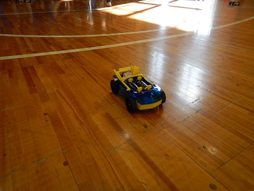 写真:電磁石を使ったおもちゃの車を走らせる様子5