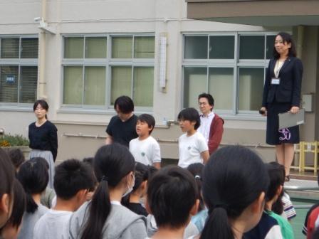 写真:学年代表2名が全校児童に向かって呼びかけをする様子