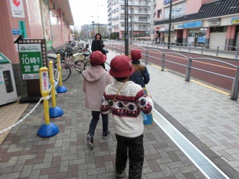 写真:生活科　町たんけん(2年生)1