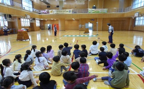 南千住警察署の方が来校。