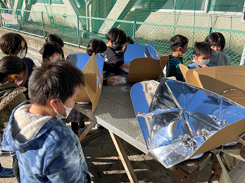 写真:太陽光で焼き芋1