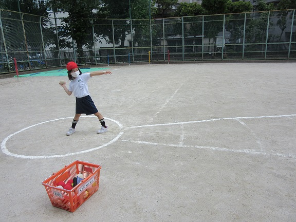 写真:ソフトボール投げ