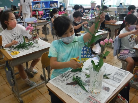 写真:花を生ける活動2