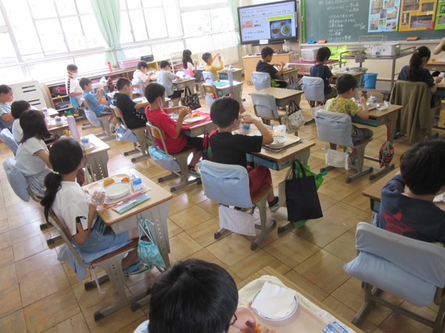 写真:給食の様子