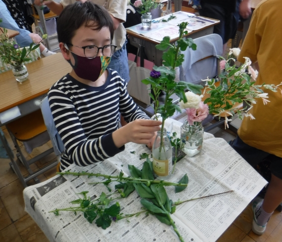 写真:花を生ける活動3