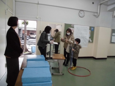 写真:教科書配布