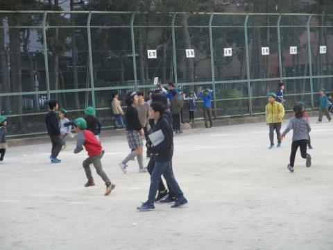 写真:縦割り班遊び