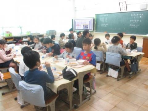 写真:たて割り班給食