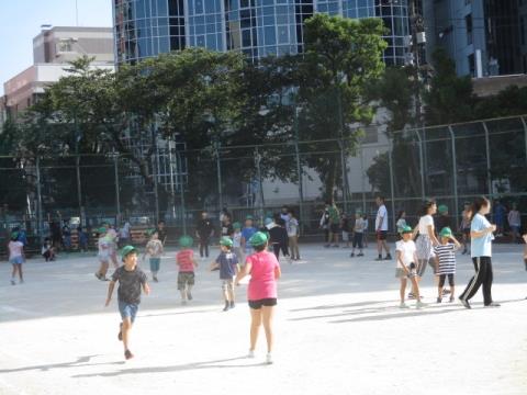 写真:縦割り班遊び