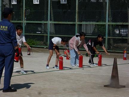 写真:避難訓練　6年消火器訓練