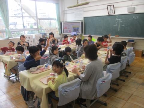 写真:縦割り班給食