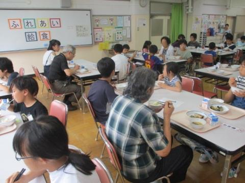 写真:ふれあい給食