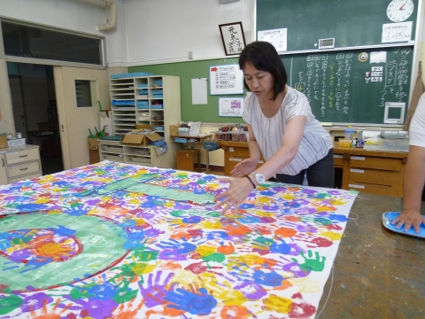 写真:フラッグを作成する様子4