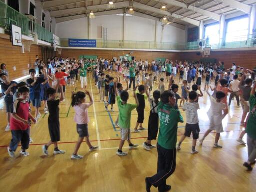 写真:三峡音頭を踊る様子