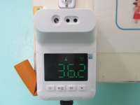 写真:非接触型体温計