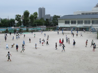 写真:休み時間の校庭