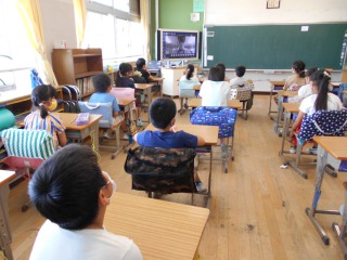 写真:リモート全校朝会