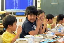 写真:仲良く協力する子1