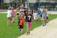 写真:仲良く協力する子2