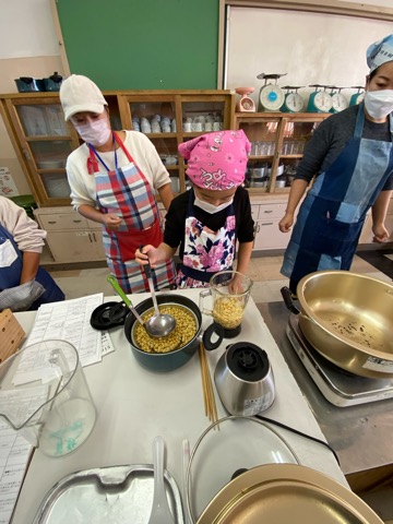 写真:3年生　豆腐づくり2