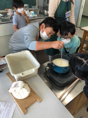 写真:3年生　豆腐づくり4