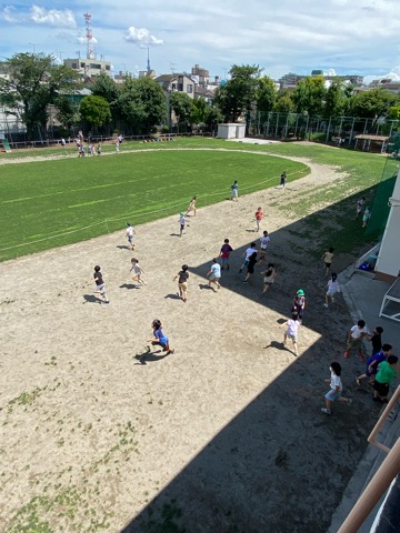 写真:夏の日の校庭1