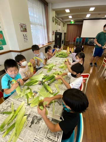 写真:2年生　とうもろこしの皮むき4