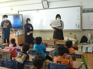 写真:尾久図書館の方のお話を聞く様子