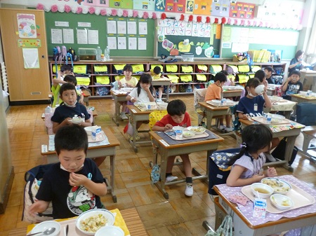 写真:給食の時間1