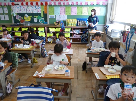 写真:給食の時間2