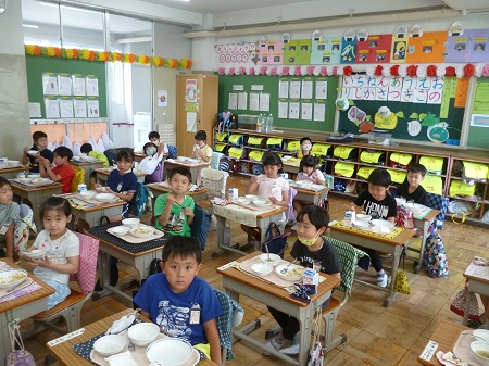 写真:給食の時間3