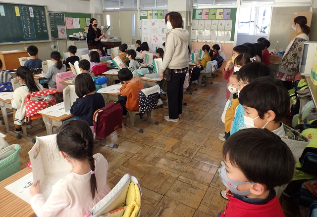 写真:幼児園児の授業見学1