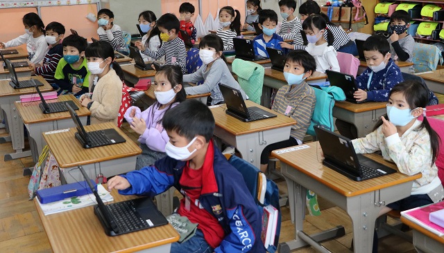 写真:タブレットPCを使う様子2