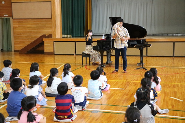 写真:エバリーさん訪問コンサート1