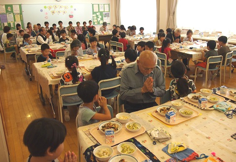 写真:安全ボランティア給食1