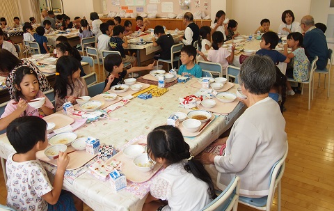 写真:安全ボランティア給食2