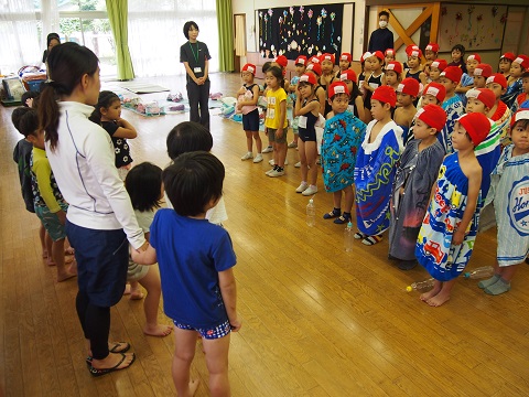 写真:尾久第二幼稚園の子供たちと水遊び1