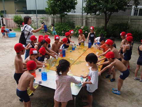 写真:尾久第二幼稚園の子供たちと水遊び3