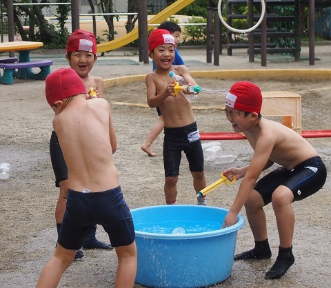 写真:尾久第二幼稚園の子供たちと水遊び4