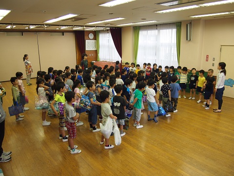 写真:尾久第二幼稚園の子供たちと水遊び5