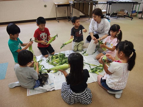 写真:とうもろこしの皮をむく様子1