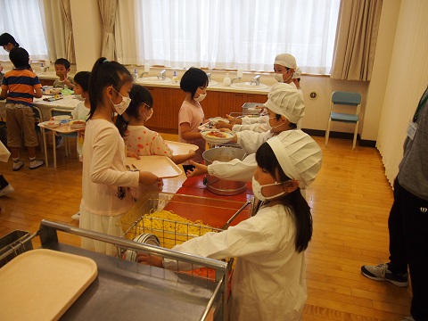 写真:交流給食1