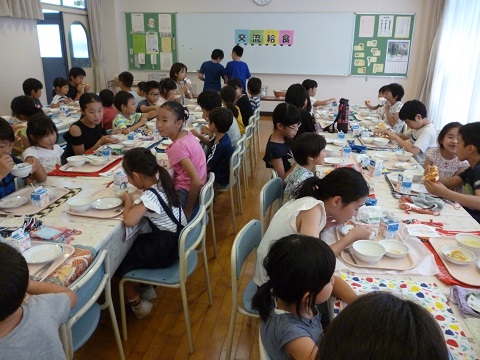 写真:交流給食2