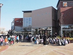 写真:図書館見学1