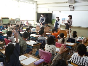 写真:図書館について教えてくださる尾久図書館の方々1