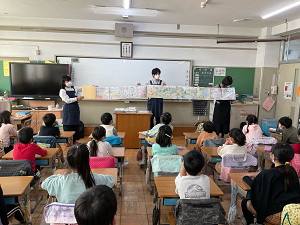 写真:図書館について教えてくださる尾久図書館の方々2