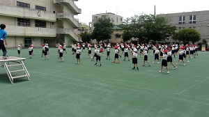 写真:校庭でのダンス練習2