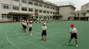 写真:校庭でのダンス練習3